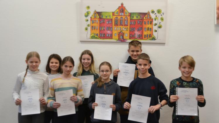 Acht der neun Schüler, die sich an der Bismarckschule für die dritte Runde der Mathe-Olympiade qualifiziert haben. Jetzt treten sie gegen Schüler aus Schleswig-Holstein und Hamburg an.