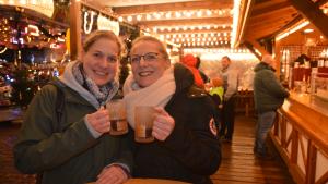 Die Freundinnen Lisa Faust (links, 34) und Janina Lettau (35) freuen sich auf die Besinnlichkeit und Familienzeit an den Weihnachtstagen. Auch das verschneite Neumünster habe ihnen gefallen.