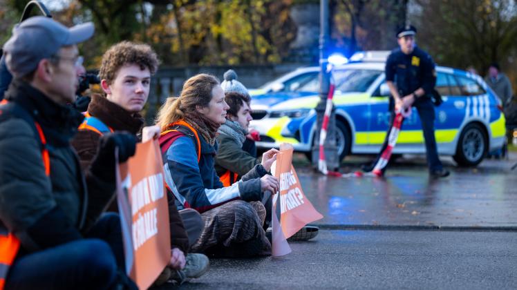 Klimaaktivisten blockieren Straße in München