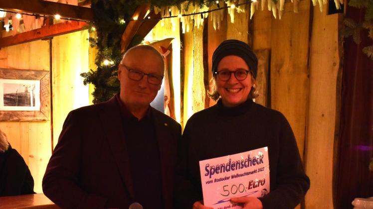 Der Vorsitzende des Schaustellerverbandes MV überreichte unter anderem 500 Euro an die Pastorin der Rostocker Innenstadtgemeinde, Elisabeth Lange.