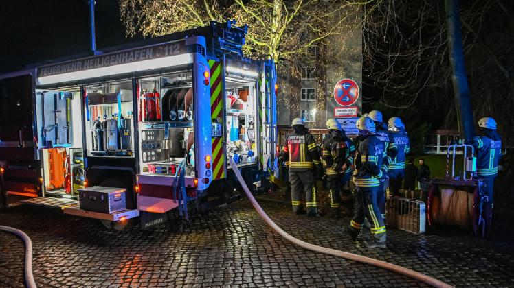 Es ist der zweite Einsatz am Dienstag für Feuerwehr, Rettungsdienst und Polizei in dem Personalwohnheim in Heiligenhafen. 
