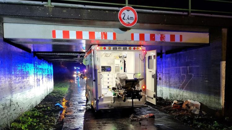 Rettungswagen verkeilt sich unter Brücke