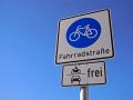 Eine fahrradfreundliche Seitenstraße Ein Schild am Straßenrand trägt die Aufschrift Fahrradstraße Essen Nordrhein-Westfa