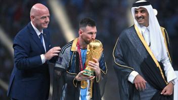 Siegerehrung: FIFA Praesident Gianni INFANTINO, Emir Tamim bin Hamad Al Thani und Lionel MESSI (ARG) kuesst Pokal, Cup,T