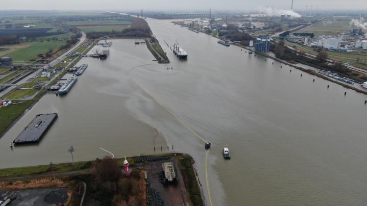 Ölschlieren sind am Dienstag auf dem Nord-Ostsee-Kanal zwischen dem Ölhafen und der Schleuse Brunsbüttel zu sehen.