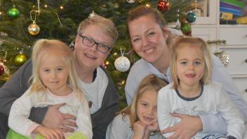 Nadine (l.) und Christin Schimmer mit ihrer Tochter Ava (mittig) und den Zwillingen Fenna und Jale. Das Husumer Paar hat sich seinen Kinderwunsch in einer Klinik in Dänemark erfüllt.