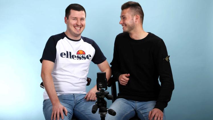 Die Rostocker Igor Kozak (links) und Tobias Valtin hatten schon viele Prominente in ihrem Podcast „Küstengelaber“ zu Gast. In Zukunft wollen sie sich mehr auf den FC Hansa und lokalen Fußball konzentrieren.