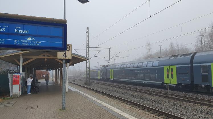 Am Schleswiger Bahnhof kam es am frühen Dienstagmorgen zu einem Polizeieinsatz in einem haltenden Zug.