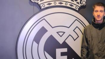 Otto Czyz vor dem Emblem von Real Madrid