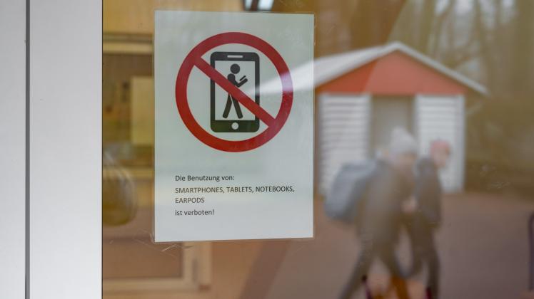 Handy sind am SSG und der benachbarten Gemeinschaftsschule am Lehmwohld in Itzehoe laut Hausordnung verboten.