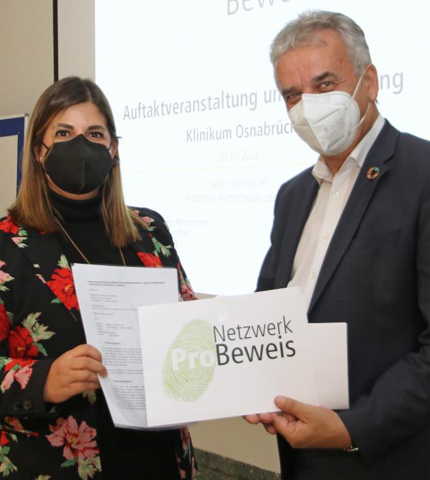 Ein Kooperationsvertrag besiegelt die Zusammenarbeit: Klinikums-Geschäftsführer Rudolf Küster und Sarah Stockhausen von „ProBeweis“ freuen sich über den Beitritt des Krankenhauses zu dem Netzwerk.