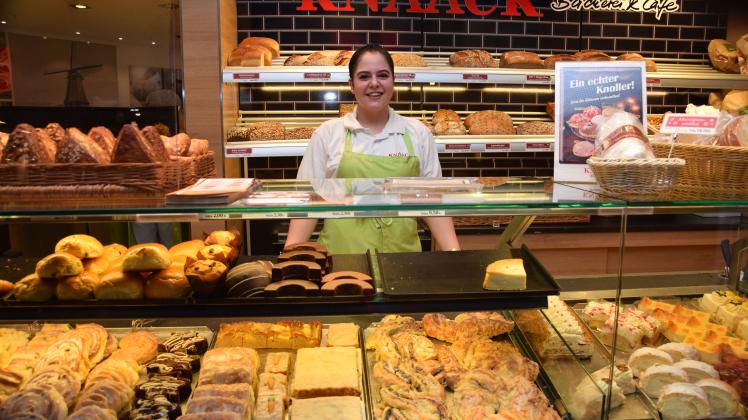 Nadja El Saadi von der Bäckerei Knaack wird im Rondo-Einkaufszentrum auch an Heiligabend Brötchen verkaufen.