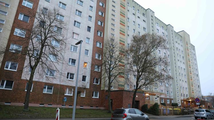 Ein 75-jähriger Rostocker ist am Dienstag, 20. Dezember, nach einem Sturz in seiner Wohnung in Lichtenhagen gestorben.