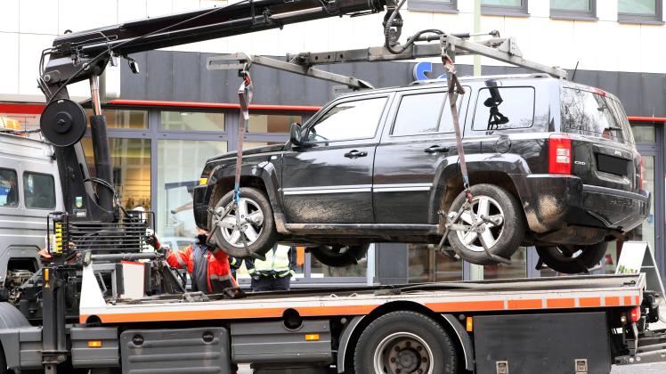 Berlin - Deutschland. Ein Wagen wird abgeschleppt. *** Berlin Germany A car is towed away