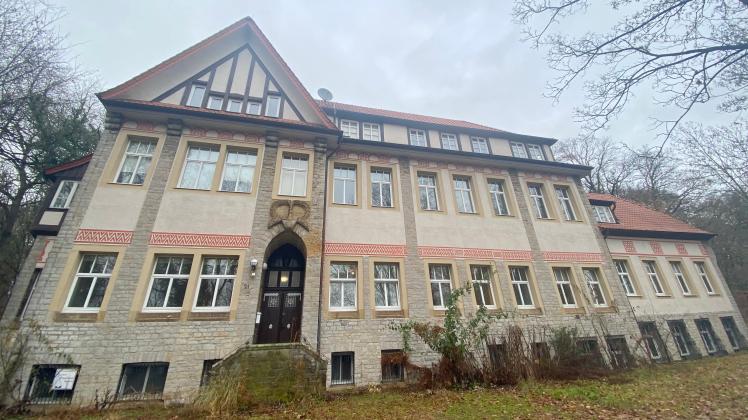 Der einst in Bissendorf praktizierende Arzt Dr. Schröder stiftete das nach ihm benannte Haus an der Werscher Straße 21 der evangelisch-lutherischen Kirchengemeinde Achelriede, die es nun im Auftrag des Landkreis Osnabrück an die Gemeinde Bissendorf vermietet.