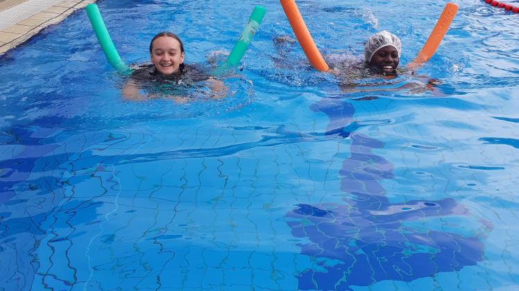 Maria (13) li und Moran (12) im GmS-Schwimmkurs.