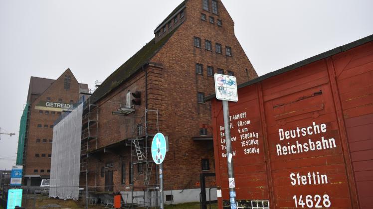 Aus dem alten Getreidespeicher im Rostocker Stadthafen soll ein modernes Gebäude mit Büros, Shops und Gastronomie werden.