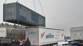 Mit einem Autokran wurden die Container in Löningen auf Lkw gehievt.