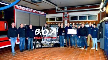 Das Organisationsteam des Bruch-Open-Airs übergab der Feuerwehr in Kettenkamp einen Scheck über 500 Euro für die Unterstützung beim Festival 2022.
