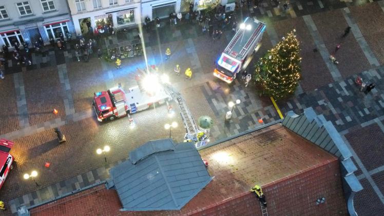 Aus der Vogelperspektive ist zu erkennen, wie der Weihnachtsmann rechts neben dem Dachfenster per Drehleiter von der Feuerwehr gerettet wurde.