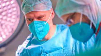 Dr. med. Peter Korte, Chefarzt Orthopädie und Unfallchirurgie freut sich über das neue Prothesensystem.