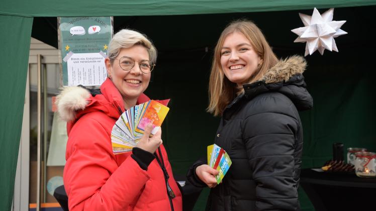 Ein Lächeln gibt es bei der „Komplimente-Aktion“ des katholischen Jugendbüros Emsland-Süd von Johanna Weßel (links) und Lena Voges kostenlos hinzu.