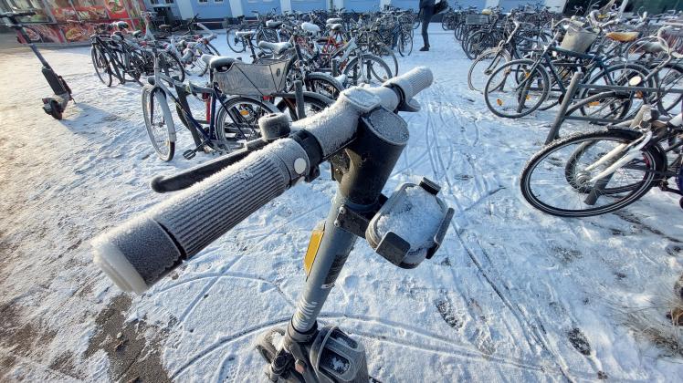 E-Scooter von Tier Mobility stehen in Schwerin während des Winters nicht zur Verfügung.
