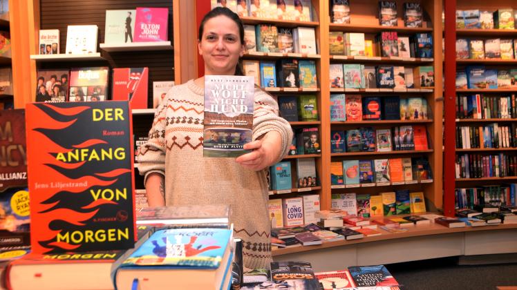 Buchhändlerin Jule Borowski hat in der Buchhandlung Liesegang in Schleswig vor Weihnachten viel zu tun. Ihr Geheimtipp für Männer: das Buch „Nicht Wolf nicht Hund“ von Kent Nerburn
.