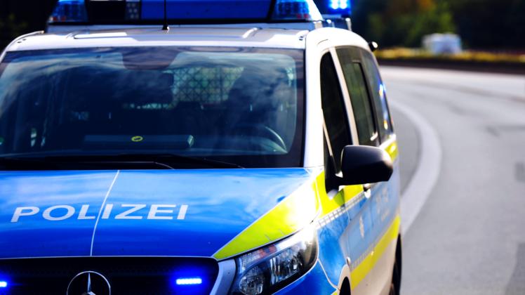 Symbolbild Polizei sperrt Autobahn Zwei Streifenwagen stehen mit Blaulicht auf einer gesperrten Autobahn. Wuppertal ***