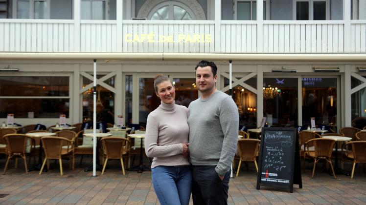 Nina Müller und Tomislav Mandic vor ihrem neuen Café de Paris in Westerland auf Sylt.