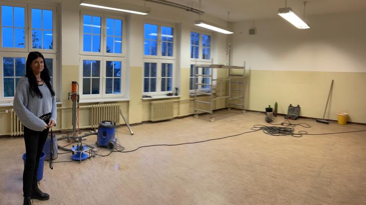 Hier wird schon neu gebaut: Schulleiterin Antje Theißen in einem der Unterrichtsräume, in denen die ersten Sanierungsarbeieten begonnen haben.