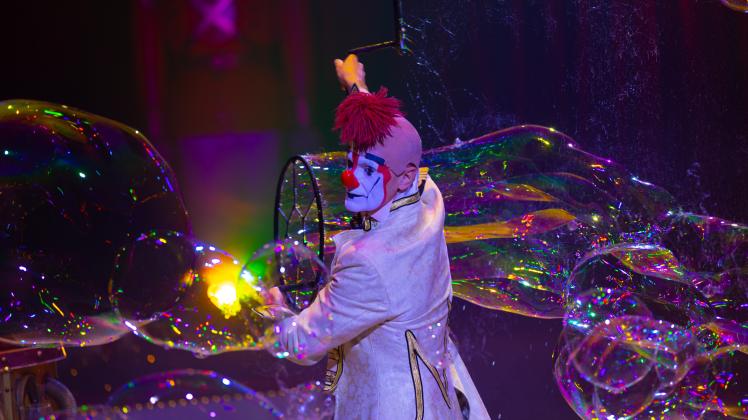 Roncalli Weihnachtscircus an der Halle Gartlage. Die große Gala-Premiere. [23:37, Paolo Carillon der Steampunk Clown mit seiner Seifenblasennummer.