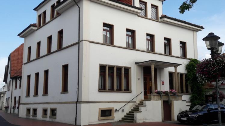 Am 15. Mai 1920 wurde das Haus Große Straße 13 -   vormals unter anderem Gästhof und Poststation - seiner heutigen Bestimmung als Rathaus übergeben.  