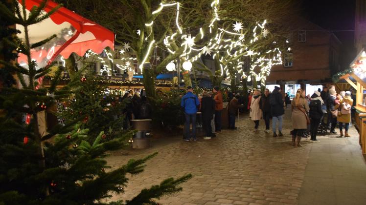 Der festlich beleuchtete Eckernförder Weihnachtsmarkt ist nach einer Zwischenpause an den Festtagen bis zum 30. Dezember geöffnet.