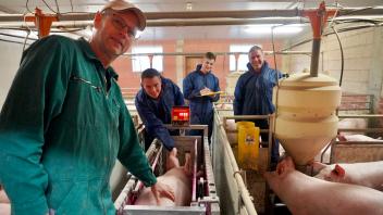 Landwirt Wilhelm Meyer zu Uphausen und das Forschungsteam der Hochschule Osnabrück, Fachgebiet Tierernährung: Doktorand Lukas Runnebaum, wissenschaftlicher Mitarbeiter Kilian Fenske und Professor Heiner Westendarp.                               