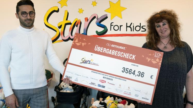 Die Summe 3564,36 Euro hat kürzlich Benjamin Sen von der Delmenhorster Marketing- und Kreativagentur Artkurat per symbolischem Spendenscheck an die Vereinsvorsitzende von Stars for Kids, Britta Burke, übergeben. 