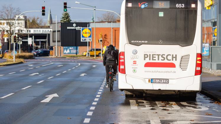 Die Stadt Osnabrück will an der Hannoverschen Straße Pop-up-Radwege bauen. Die Fahrradschutzstreifen sind zu schmal. Foto: Michael Gründel