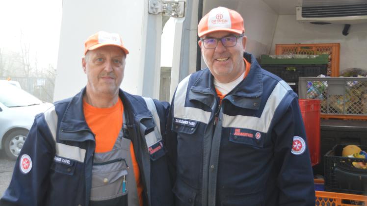 Heino Jessen (links) und Horst Brakensiek sind zwei der 23 Fahrer, die für die Schleswiger Tafel an sechs Tagen in der Woche im Einsatz sind.