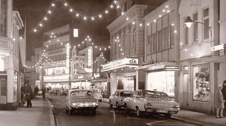 Die Fußgängerzone wurde erst ein paar Jahre später eingerichtet: Vorweihnachtszeit an der Langen Straße 1969.