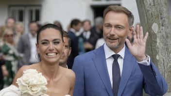 Am 7. Juli 2022 haben sich Bundesfinanzminister Christian Lindner (FDP) und die Journalistin Franca Lehfeldt im Sylt-Museum in Keitum standesamtlich trauen lassen. Zwei Tage später folgte die kirchliche Hochzeit.  