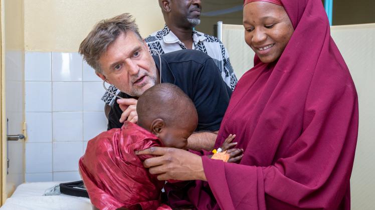 Immer ganz nah an den kleinen Noma-Patienten: Dr. Ales Stanek beim Einsatz in Niger.