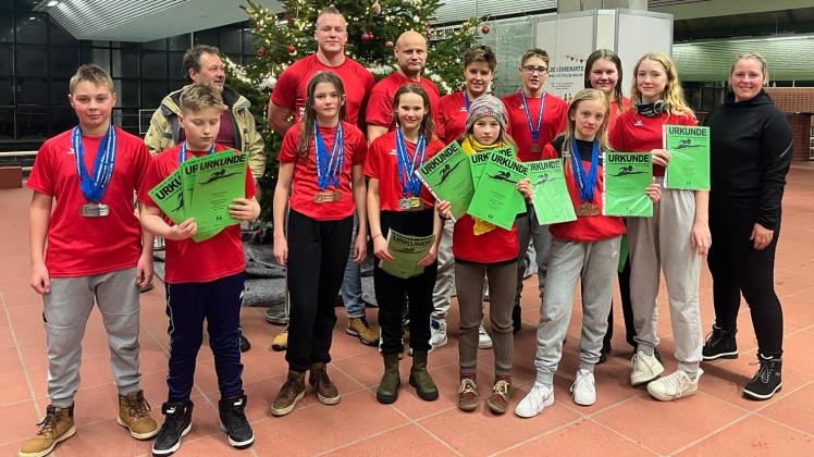 Die Schwimmerinnen und Schwimmer des PSV Schwerin und ihre Betreuer konnten mehr als zufrieden die Heimreise vom Weihnachtsschwimmen in Kiel antreten.