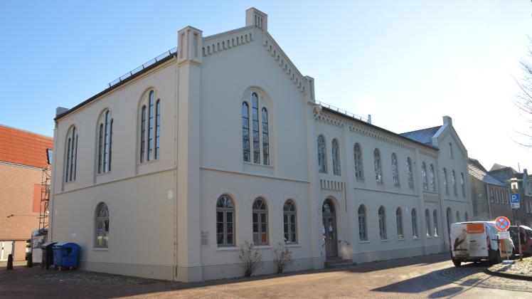 Die Fassade des historischen Gebäudes wurde bereits neu gestrichen.