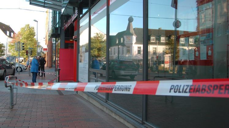 In der Sparkassen-Filiale im Schleswiger Stadtweg wurden im Oktober zwei tote Männer entdeckt. 