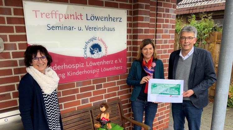 Symbolische Spendenübergabe beim Kinderhospiz Löwenherz in Syke: Bettina Zander (li.), Silke Sievers (stellvertretende Geschäftsführerin Kinderhospiz Löwenherz) und Bernd Schröder von Schröder Landmaschinen KG. Foto: Landmaschinen Schröder KG