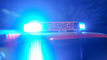 03.08.2021, Berlin, Deutschland, GER - Feuerwehreinsatz in Berlin-Marienfelde. Es brannte eine Wochnung in einem Hochhau