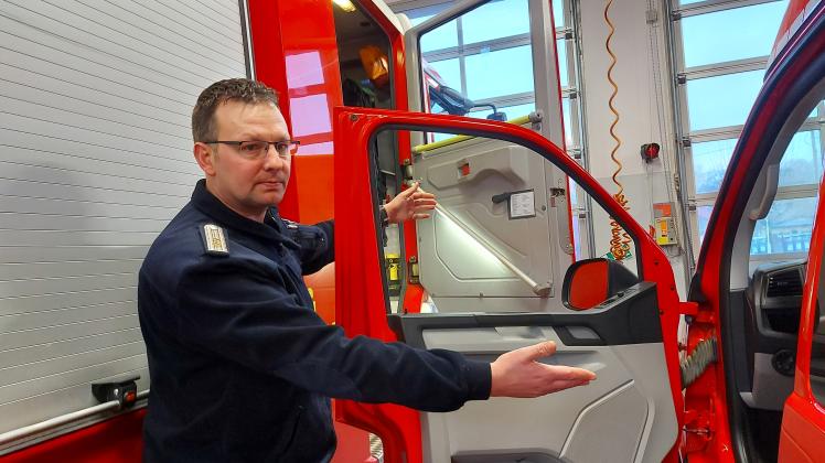 Wenn Warins Wehrleiter Torsten Ries die Tür eines Feuerwehrautos öffnen, muss er aufpassen, dass er damit nicht an ein anderes Auto stößt. 
