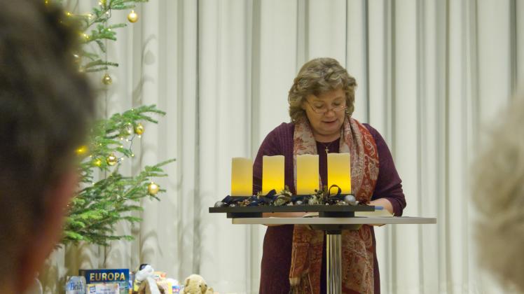 Vorständin der Diakonie-MV Henrieke Regenstein las im Wichernsaal die Weihnachtsgeschichte vor.