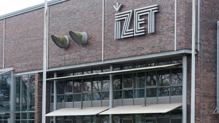Gebäude IZET Aussenansicht Logo innovationsraum itzehoe steinburg wirtschaft hightech