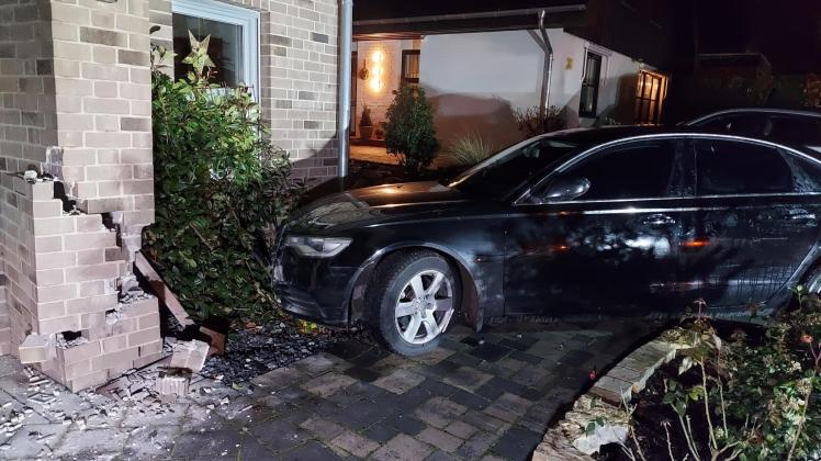 Hoher Sachschaden entstand am frühen Morgen des ersten Weihnachtstages, als eine Fahrerin mit ihrem Auto in eine Hauswand in Hagen krachte. 